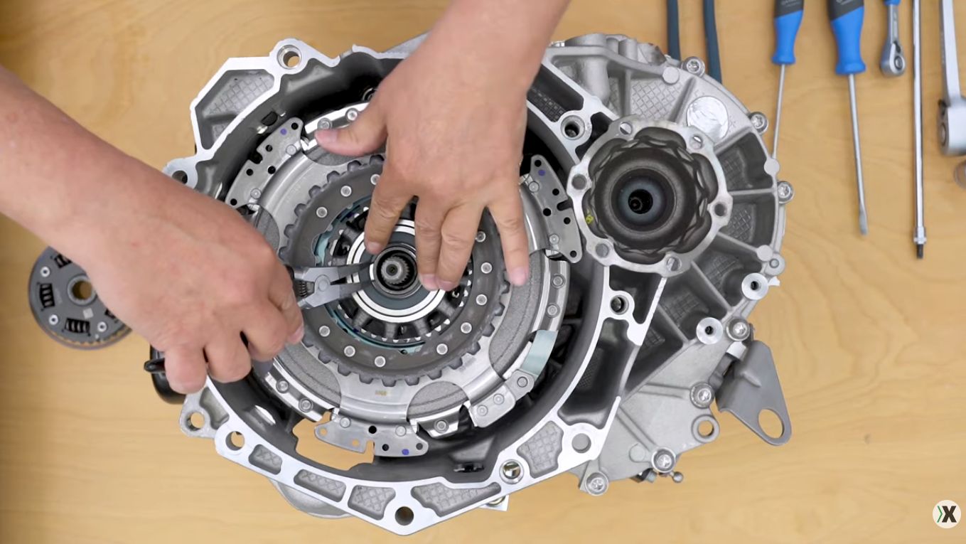 DSG kuplung beállítását végző szerelő